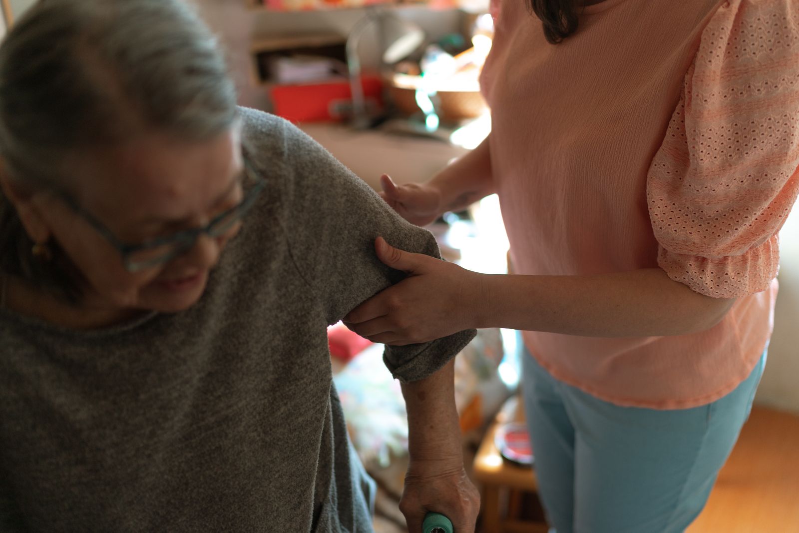 Cuidadora ayudando de manera segura a una persona mayor